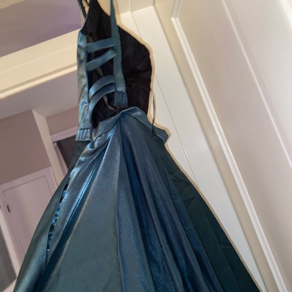 Sherri hill emerald green prom dress!! - Picture 5 of 6